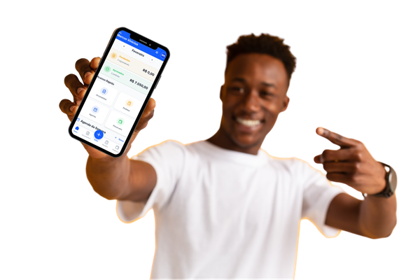 Profissional mostrando o app Orçamento Fácil