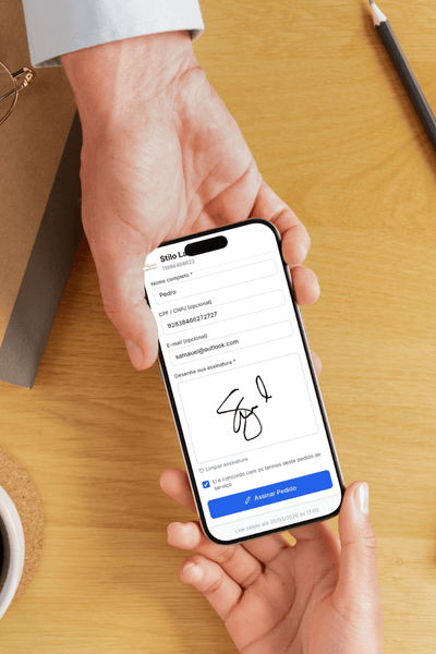 Cliente assinando pedido digitalmente no celular usando o Orçamento Fácil